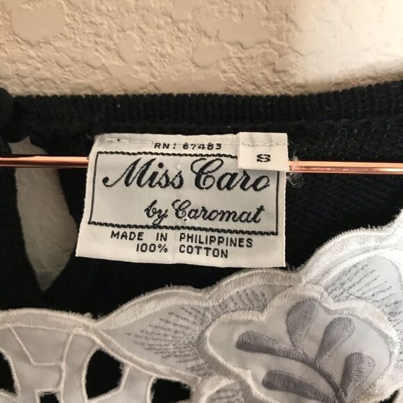 Vintage sweater with embroidered lace detailing - Picture 3 of 6